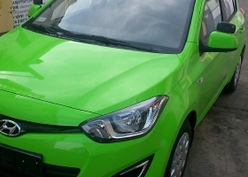 Hyundai i20 oklejenie auta z szary na zielony połysk